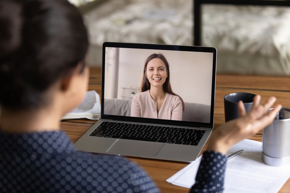 Two people talk to each other using a virtual meeting.